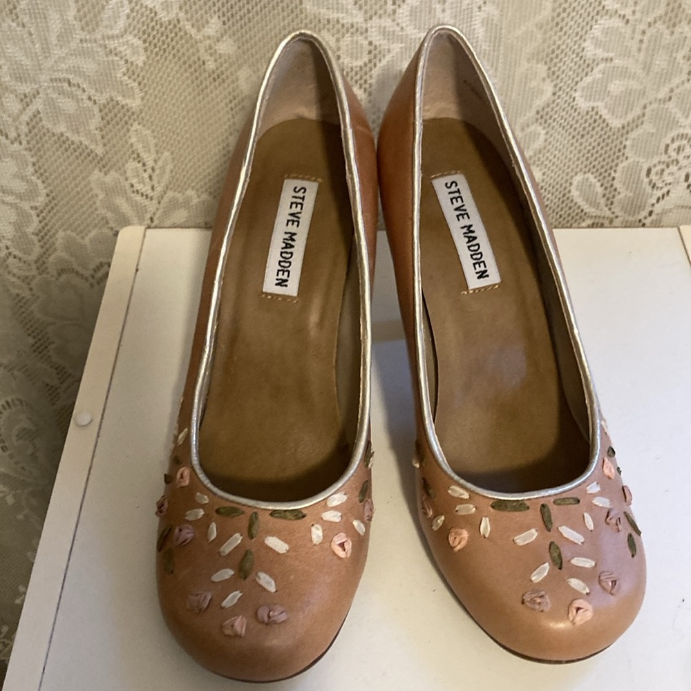 Steve Madden never worn Y2K tan leather pumps, ribbon flower embroidery, 6 1/2 - Picture 3 of 14